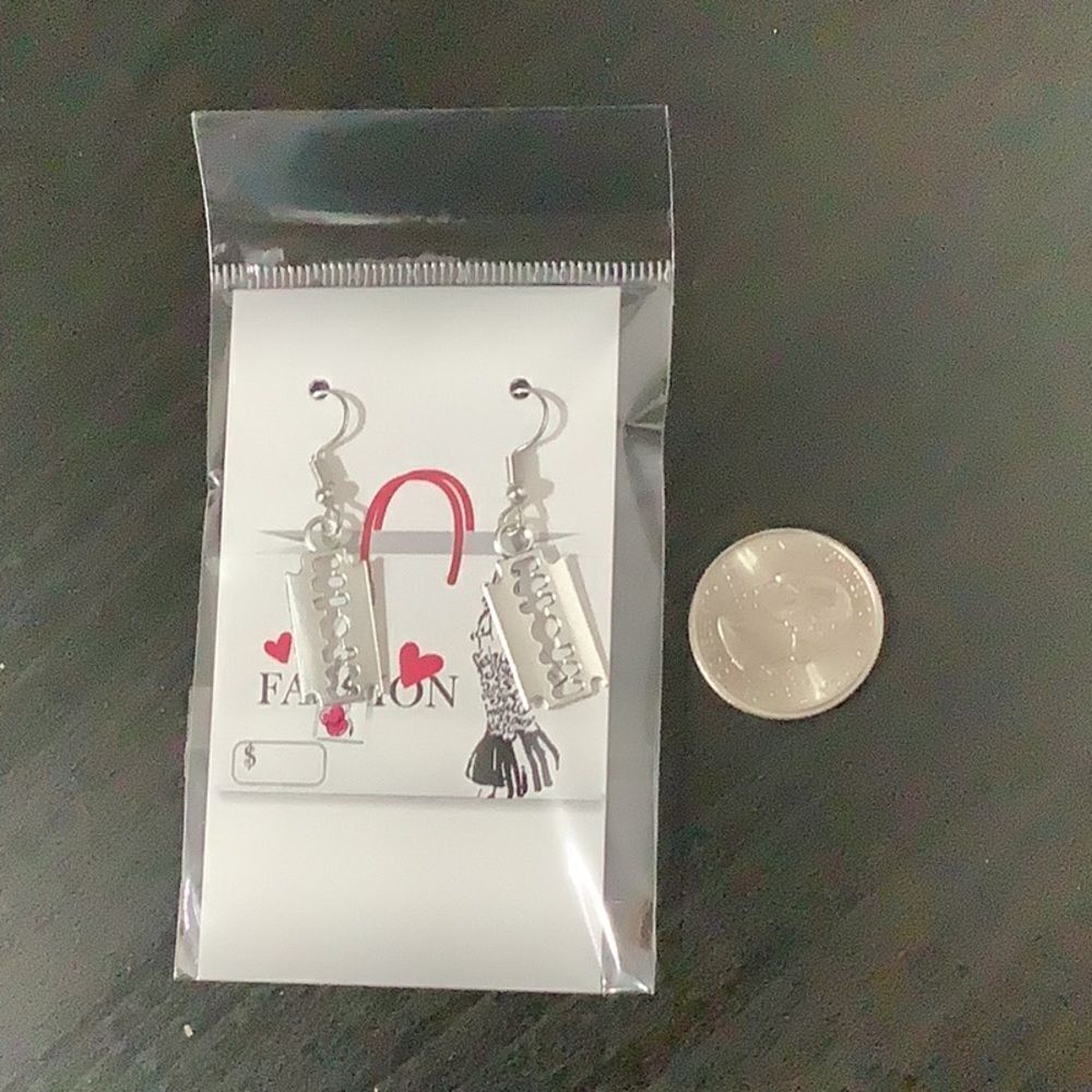 Boutique NEW - Razor Earrings - unique - Fun 🥰 - Picture 2 of 3